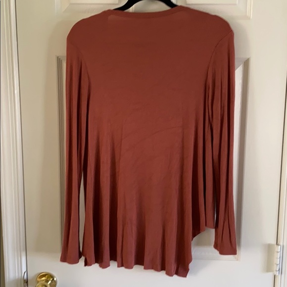 Elan women’s drapey long sleeve top - Picture 3 of 3